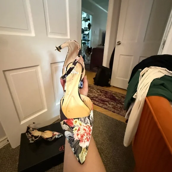 Jessica Simpson Black and Red Heels Elegant Design - Picture 3 of 3